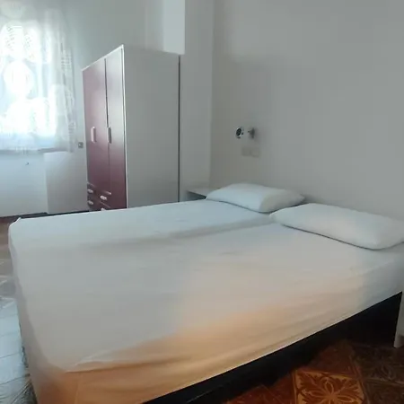 Borghesi Fronte Con Parcheggio Privato Apartmán