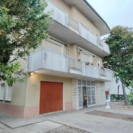 Borghesi Fronte Con Parcheggio Privato