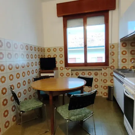 Borghesi Fronte Con Parcheggio Privato Apartmán