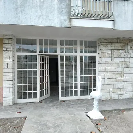 Borghesi Fronte Con Parcheggio Privato