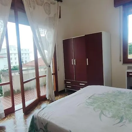 Borghesi Fronte Con Parcheggio Privato Apartmán