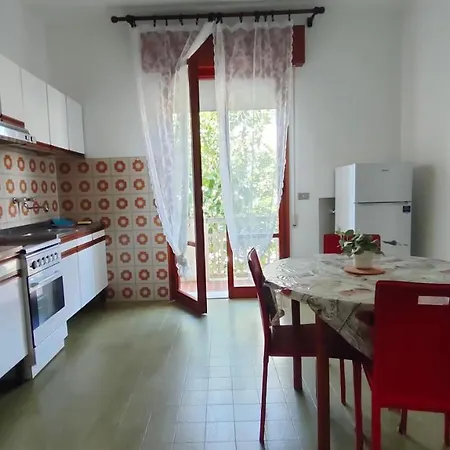 Borghesi Fronte Con Parcheggio Privato Apartmán *