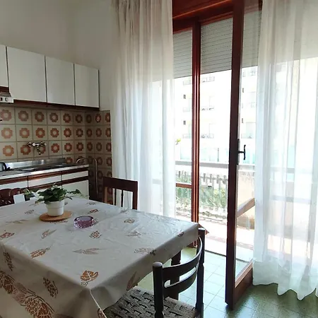 Borghesi Fronte Con Parcheggio Privato