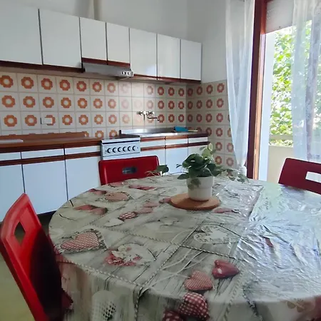 Borghesi Fronte Con Parcheggio Privato *