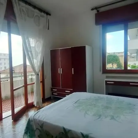 Borghesi Fronte Con Parcheggio Privato Lägenhet *