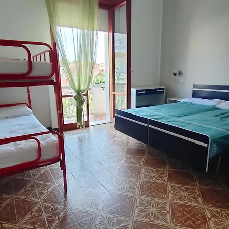 Borghesi Fronte Con Parcheggio Privato Lägenhet