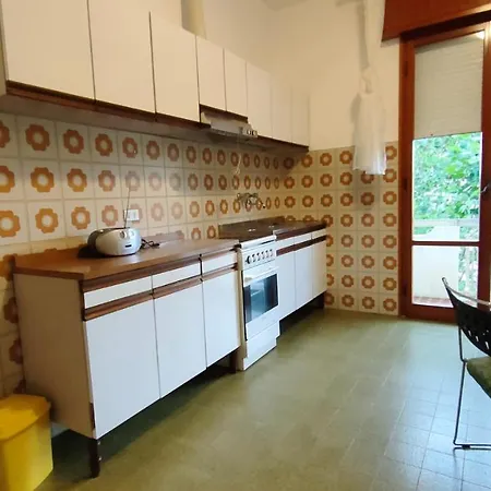 Borghesi Fronte Con Parcheggio Privato