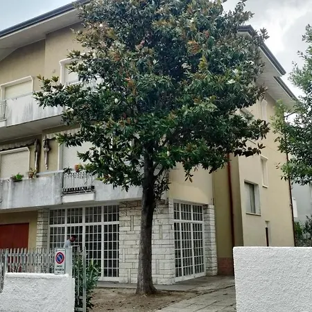 Borghesi Fronte Con Parcheggio Privato