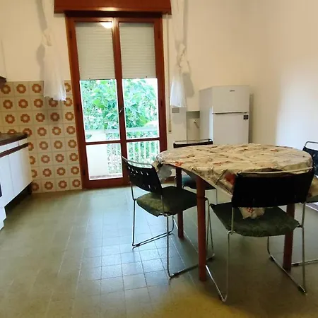 Borghesi Fronte Con Parcheggio Privato *